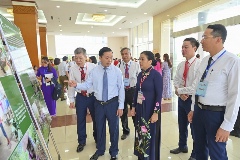 អនុលេខាអចិន្ត្រៃយ៍ខេត្ត Cao Bang លោក Trieu Dinh Le និងលោកស្រី Nguyen Phuong Nga ទស្សនាតំបន់តាំងពិពណ៌នៃសន្និសីទ (រូបថត៖ Nguyen Tung)។