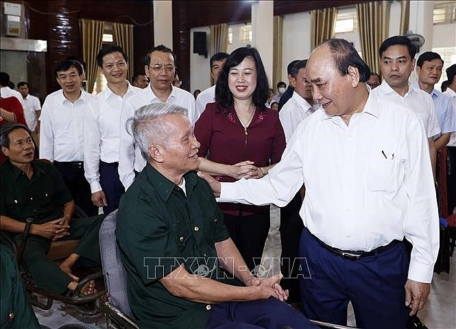 ប្រធានរដ្ឋវៀតណាម លោក Nguyen Xuan Phuc សួរសុខទុក្ខយុទ្ធជនពិការនៅមជ្ឈមណ្ឌលព្យាបាលនិងថែទាំយុទ្ធជនពិការ Thuan Thanh។ (រូបថត៖ TTXVN)