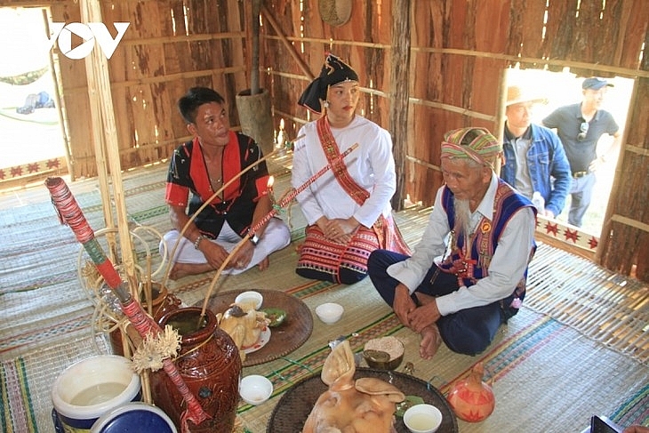 ពិធីអំណរផ្ទះថ្មីរបស់ជនជាតិ Cham ស្រុក Van Canh ខេត្ត Binh Dinh។ (រូបថត៖ VOV)