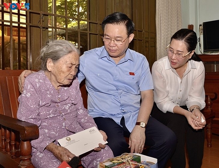 ប្រធានរដ្ឋសភា លោក Vuong Dinh Hue និងគណៈប្រតិភូបានអញ្ជើញទៅសួរសុខទុក្ខ និងជូនអំណោយដល់ក្រុមគ្រួសារ វីរៈអ្នកម្ដាយវៀតណាម Le Thi Thu