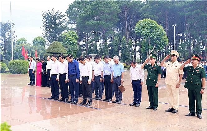 ប្រធានគណៈកម្មាធិការមជ្ឈិមទទួលបន្ទុកកិច្ចការផ្ទៃក្នុង Phan Dinh Trac និងគណៈប្រតិភូ ថ្នាក់ដឹកនាំខេត្ត Dak Lak រួមទាំំងតំណាងមន្ទីរ អង្គភាពនានា ចូលរួមរំលឹកវិញ្ញាណក្ខន្ធវីរជន និងយុទ្ធជនពលីនៅឈាបនដ្ឋានខេត្ត Dak Lak (រូបថត៖ TTXVN)