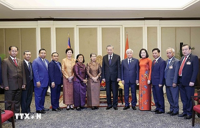លោកប្រធានរដ្ឋ To Lam ទទួលជួបលោកស្រី ម៉ែន សំអនប្រធានសមាគមមិត្តភាពកម្ពុជា-វៀតណាម។​(រូបថត៖ TTXVN)