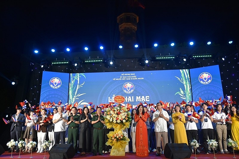 យុវជន និងនិស្សិតវៀតណាមនៅឯបរទេសចំនួន ១២០ នាក់បានបទពិសោធន៍វប្បធម៌ និងស្វែងយល់អំពីអធិបតេយ្យភាពរបស់វៀតណាមលើសមុទ្រ និងកោះ