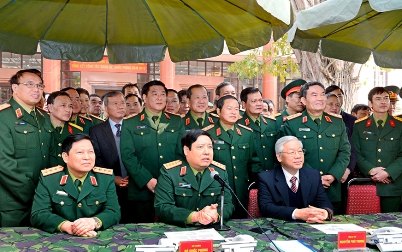 លោក Nguyen Phu Trong ថ្នាក់ដឹកនាំក្រសួងការពារប្រទេស និងអគ្គស្នងការដ្ឋាននយោបាយនៃកងទ័ពប្រជាជនវៀតណាមជួបប្រាស្រ័យតាមប្រព័ន្ធវីដេអូជាមួយកងទ័ពកោះ Truong Sa នៅសន្និសីទយោធា និងនយោបាយ នៃកងទ័ពទាំងមូលឆ្នាំ២០១៣