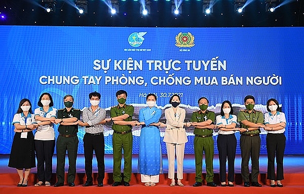 ក្រសួងនគរបាលសម្របសម្រួលជាមួយសមាគមនារីវៀតណាម ដើម្បីរៀបចំព្រឹត្តិការណ៍តាមអ៊ីនធឺណែតដោយមានការចូលរួមសហការដើម្បីការពារនិងប្រយុទ្ធប្រឆាំងការជួញដូរមនុស្ស ដោយមានប្រធានបទ “ស្តាប់ជនរងគ្រោះ - ដឹកនាំផ្លូវធ្វើសកម្មភាព” នៅទីក្រុងហាណូយនៅថ្ងៃទី ៣០ ខែកក្កដាឆ្នាំ ២០២១  (រូបថត៖ cand.com.vn)