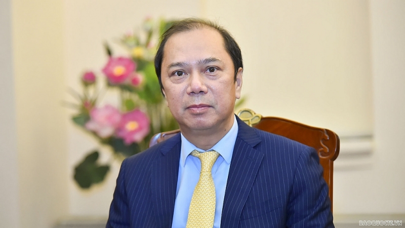 អនុរដ្ឋមន្រ្តីការបរទេស Nguyen Quoc Dung បានផ្តល់បទសម្ភាសន៍ដល់អ្នកយកព័ត៌មាននៃទីភ្នាក់ងារសារព័ត៌មានអំពីលទ្ធផលនៃកិច្ចប្រជុំរដ្ឋមន្រ្តីការបរទេសអាស៊ានលើកទី ៥៤ (AMM-54) តាមប្រព័ន្ធវីដេអូ (រូបថត៖ baoquocte) អនុរដ្ឋមន្រ្តីការបរទេស Nguyen Quoc Dung បានផ្តល់បទសម្ភាសន៍ដល់អ្នកយកព័ត៌មាននៃទីភ្នាក់ងារសារព័ត៌មានអំពីលទ្ធផលនៃកិច្ចប្រជុំរដ្ឋមន្រ្តីការបរទេសអាស៊ានលើកទី ៥៤ (AMM-54) តាមប្រព័ន្ធវីដេអូ (រូបថត៖ baoquocte)