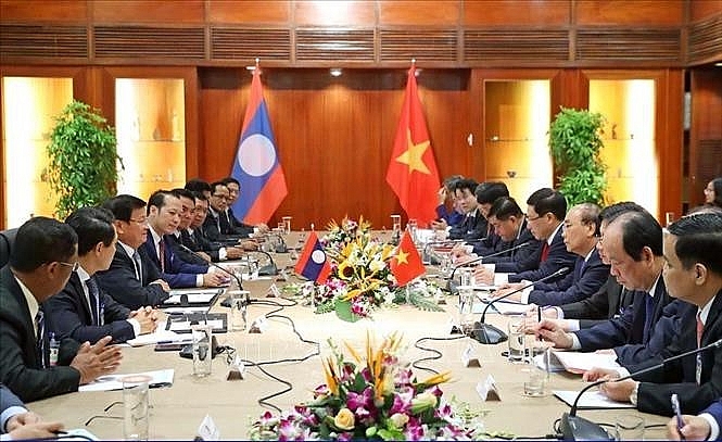 នាថ្ងៃទី ៥ ខែកក្កដាឆ្នាំ ២០២០ នៅទីក្រុង Da Nang នាយករដ្ឋមន្រ្តី លោក Nguyen Xuan Phuc បានអញ្ជើញជួបសន្ទនាជាមួយនាយករដ្ឋមន្រ្តីឡាវ លោក Thongloun Sisoulith ដែលមកបំពេញទស្សនកិច្ចការងារនៅវៀតណាម (រូបថតឯកសារ៖ Thong Nhat/TTXVN)