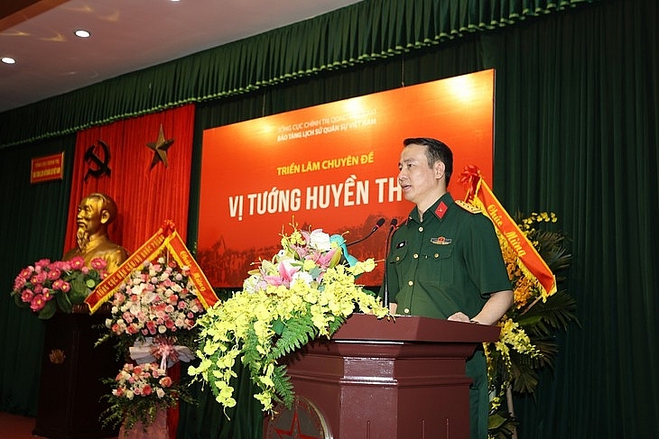 វរសេនីយ៍ឯកបំរុង Le Vu Huy លេខាគណៈកម្មាធិការបក្ស នាយកសារមន្ទីរប្រវត្តិសាស្ត្រយោធាវៀតណាម ថ្លែងសុន្ទរកថាក្នុងពិធីបើកពិព័រណ៍ (រូបថត៖ VOV)