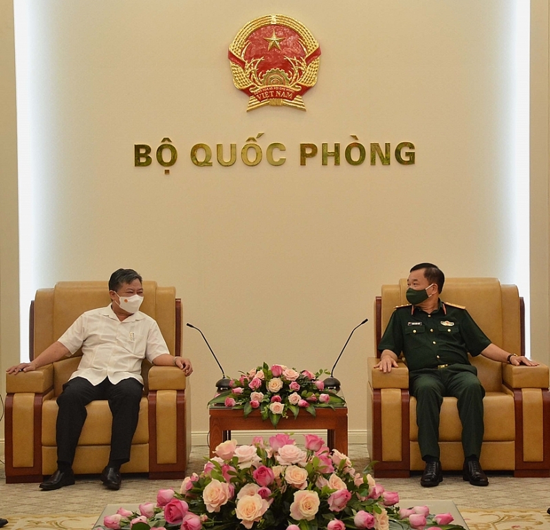 លោកឧត្តមសេនីយ៍ឯក Hoang Xuan Chien ទទួលជួបលោក Nguyen Huy Tang