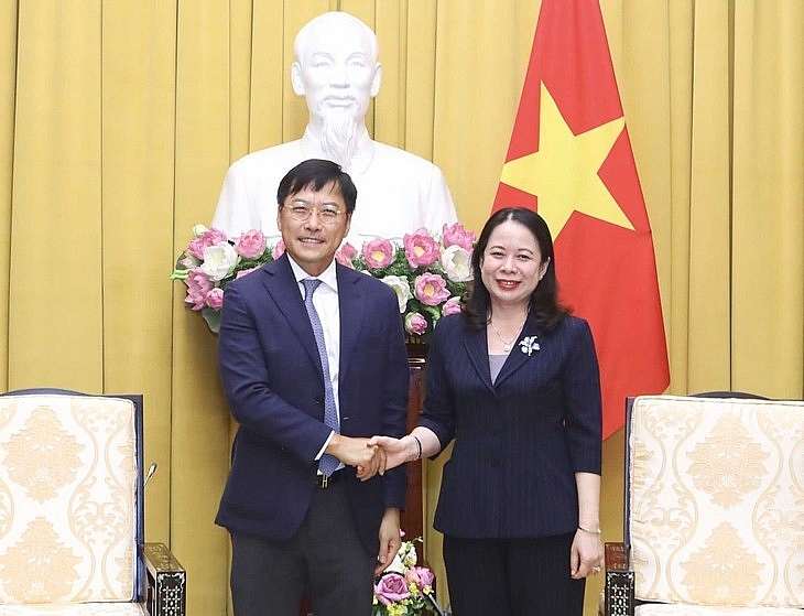 អនុប្រធានរដ្ឋ លោកស្រី  Vo Thi Anh Xuan អញ្ជើញទទួលជួបប្រធាន និងជានាយកប្រតិបត្តិនៃសម្ព័ន្ធក្រុមហ៊ុនធានារ៉ាប់រង AIA  លោក Lee Yuan Siong (ប្រភព៖ TTXVN)
