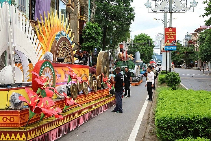 ក្បួនដង្ហែរតាមដងវិថីនៃពិធីបុណ្យ Carnival  Hoa Binh ឆ្នាំ ២០២២។ (រូបថត៖ baohoabinh.com.vn)