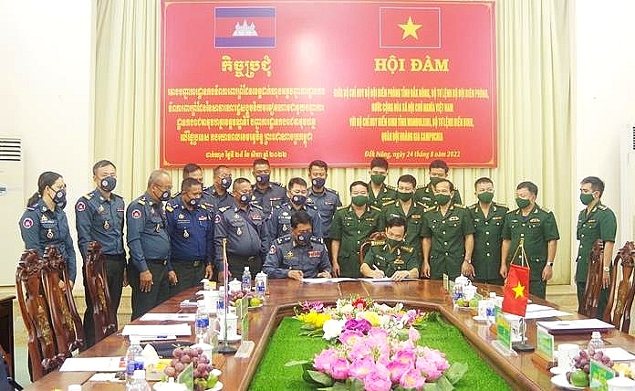 លោកវរសេនីយ៍ឯក Nguyen Van Lu មេបញ្ជាការកងទ័ពការពារព្រំដែនខេត្ដ Dak Nong និងលោកឧត្តមសេនីយ៍ត្រី ហែម បូណារ៉ែល មេបញ្ជាការកងរាជអាវុធហត្ថខេត្តមណ្ឌលគិរីចុះហត្ថលេខាលើកំណត់ហេតុនៃកិច្ចប្រជុំ (រូបថត៖ bienphong.com.vn)