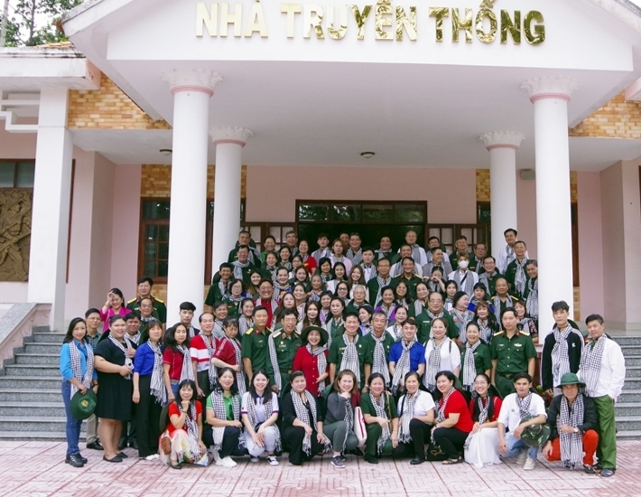កងទ័ពនៃកងពលធំលេខ៩ អង្គទ័ពលេខ៤របស់វៀតណាម ជួបប្រាស្រ័យជាមួយនិស្សិតឡាវ និងកម្ពុជា