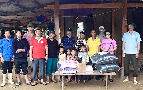 វៀតណាម៖ ជួយប្រជាពលរដ្ឋនៅតំបន់រងគ្រោះដោយទឹកជំនន់ វៀតណាម៖ ជួយប្រជាពលរដ្ឋនៅតំបន់រងគ្រោះដោយទឹកជំនន់