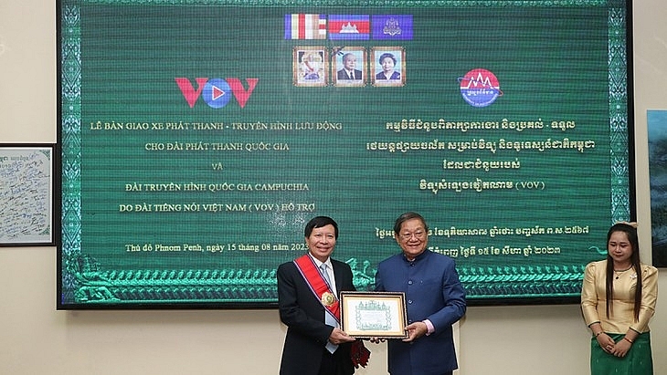អគ្គនាយករងវិទ្យុសម្លេងវៀតណាម លោក Vu Hai Quang (ឆ្វេង) ក្នុងពិធីប្រគល់-ទទួលរថយន្តផ្សាយចល័តសម្រាប់វិទ្យុ និងទូរទស្សន៍ជាតិកម្ពុជា ដែលជាជំនួយរបស់វិទ្យុសំឡេងវៀតណាម (VOV)។