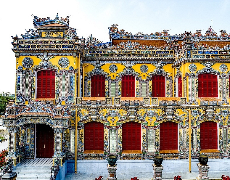 ទិដ្ឋភាព​វិមាន​កៀន​ត្រុ​ង (Kien Trung) សំឡឹង​ពី​ទិស​រាជវាំងហ្វេ​ខាង​ត្បូង​។