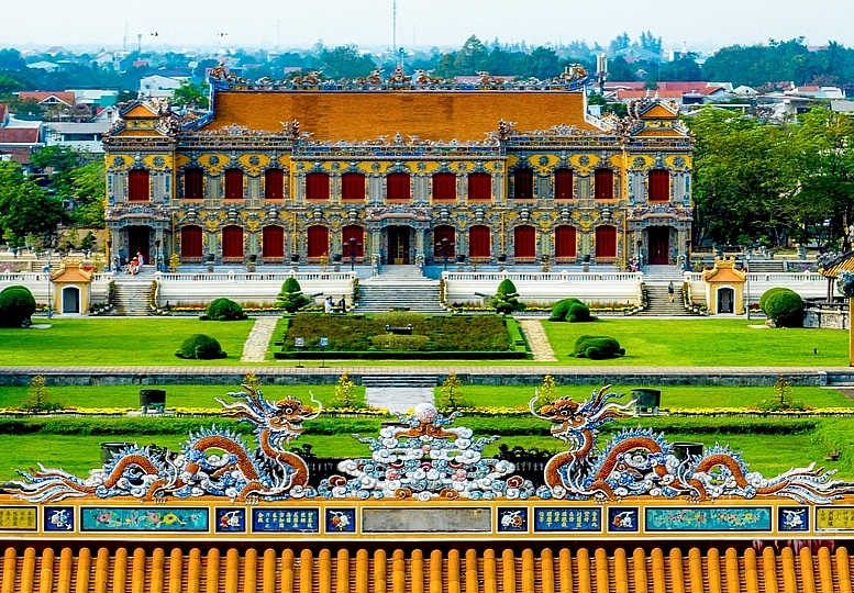 សួន​ច្បារ​រាជដំណាក់​ សំឡឹង​ពី​យ៉រ​ជាន់ទី​២ ​នៃវិមាន​កៀន​ត្រុង (Kien Trung)​។ 