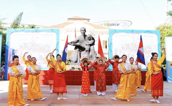 ការសម្តែងសិល្បៈរបស់កុមារនៃប្រទេសទាំងបី ក្នុងពិធីបើកមហោស្រពកុមារវៀតណាម-ឡាវ-កម្ពុជាឆ្នាំ២០២៤។