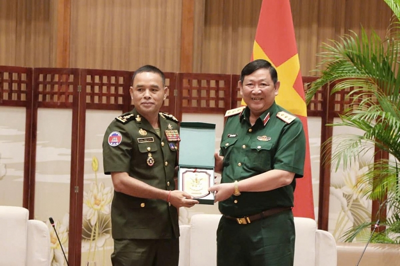 លោកឧត្តមសេនីយ៍ឯក Huynh Chien Thang ទទួលជួបលោកឧត្តមសេនីយ៍ឯក គឹម វណ្ណា