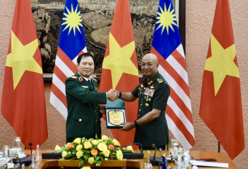 លោកឧត្តមសេនីយ៍ឯក Nguyen Tan Cuong ជួបពិភាគ្សាជាមួយលោកនាយឧត្តមសេនីយ៍ Tan Sri Datuk Seri Mohammad bin Ab Rahman មេបញ្ជាការកងកំលាំងការពារជាតិម៉ាឡេស៊ី