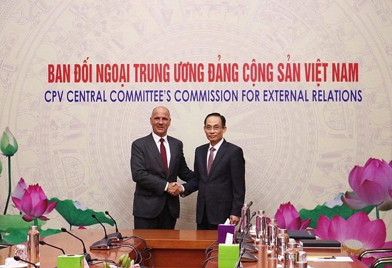 លោក Le Hoai Trung និងលោក Paulo Raimundo 