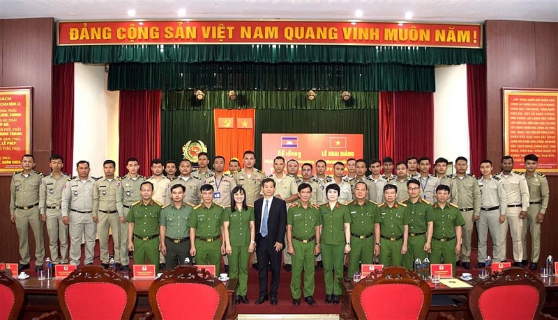 ប្រទេសវៀតណាម៖ ប៉ូលីសចល័តវៀតណាមហ្វឹកហ្វឺនការប្រើប្រាស់សុនខជំនាញដល់មន្ត្រីនគរបាលកម្ពុជា