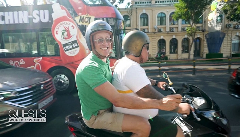 Richard Quest និងដៃគូ Joy Journeys (Po Tran) ក្នុងដំណើរទៅរុករកទីក្រុងហូជីមិញ។ រូបភាព៖ គណៈរៀបចំកម្មវិធី