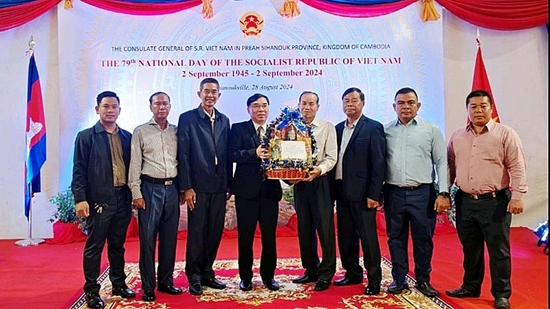 តំណាងស្ថាប័ន អង្គភាពនានា អបអរសាទរស្ថានអគ្គកុងស៊ុល ក្នុងឱកាសរំលឹកខួបលើកទី ៧៩​ នៃទិវាបុណ្យ​ឯករាជ្យ​ជាតិវៀតណាម