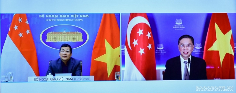 អនុរដ្ឋមន្រ្តីការបរទេស Nguyen Minh Vu ជួបពិភាក្សាតាមអ៊ិនធឺរណែតជាមួយលេខាធិការអចិន្ត្រៃយ៍នៃក្រសួងការបរទេរសសិង្ហបុរី Chee Wee Kiong  (រូបថត៖ ក្រសួងការបរទេសវៀតណាម)