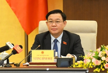 ប្រធានរដ្ឋសភា លោក Vuong Dinh Hue បានអញ្ជើញដឹកនាំសិក្ខាសាលាពិគ្រោះយោបល់ជាមួយអ្នកជំនាញអំពីបញ្ហាសេដ្ឋកិច្ចសង្គម