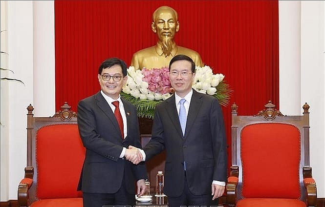 លោក Vo Van Thuong លេខាអចិន្ត្រៃយ៍នៃគណៈកម្មាធិការមជ្ឈឹមបក្សកុម្មុយនិស្តវៀតណាម បានអញ្ជើញជួបសម្តែងការគួរសមជាមួយឧបនាយករដ្ឋមន្ត្រីសិង្ហបុរី  ថ្នាក់ដឹកនាំជាន់ខ្ពស់នៃគណបក្សសកម្មភាពប្រជាជនសិង្ហបុរី (PAP) លោក Heng Swee Keat។ (រូបថត៖ vietnamplus)