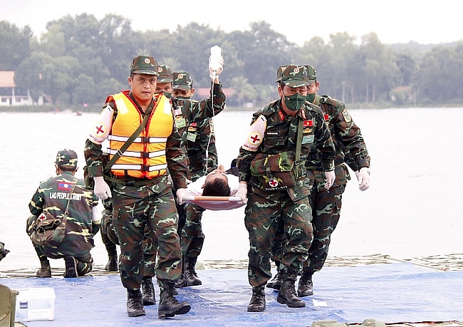 កង​កម្លាំង​ពេទ្យ​យោធា​វៀត​ណាម​នាំ​មនុស្ស​ទៅ​បន្ទប់​សង្គ្រោះ​បន្ទាន់​ក្នុង​ស្ថានភាព​សម្មតិកម្ម​ក្នុង​សមយុទ្ធ។ (រូបថត៖ VNA)