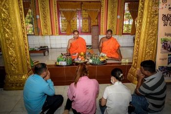 ជនរួមជាតិខ្មែរនៅខេត្ត Tra Vinh រក្សាសម្រស់ប្រពៃណីក្នុងរដូវបុណ្យ សែនដូនតា