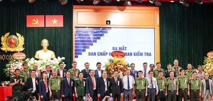 រដ្ឋមន្ត្រី To Lam និងគណៈប្រតិភូបានថតរូបជាមួយសមាជិកនៃសមាគមសន្តិសុខតាមអ៊ីនធឺណែតជាតិ។