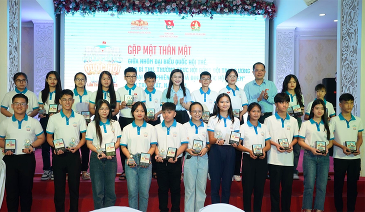 វៀតណាម៖ ពិធីជួបសំណេះសំណាលជាមួយគណៈប្រតិភូចូលរួមសម័យប្រជុំសម្មតិកម្ម «រដ្ឋសភាកុមារ» លើកទីមួយ