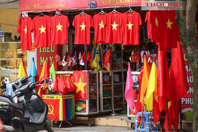 អបអរសាទរទិវាជាតិ៖ រាជធានីមានភាពស្រស់បំព្រងជាមួយនឹងទង់ជាតិ និងផ្កា