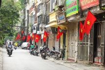 ទីក្រុងហាណូយមានភាពស្រស់បំព្រងជាមួយនឹងទង់ជាតិ និងផ្កា ដើម្បីអបអរសាទរទិវាបុណ្យឯករាជ្យជាតិនៃសាធារណរដ្ឋសង្គមនិយមវៀតណាម (២ កញ្ញា ១៩៤៥ - ២ កញ្ញា ២០២៤)