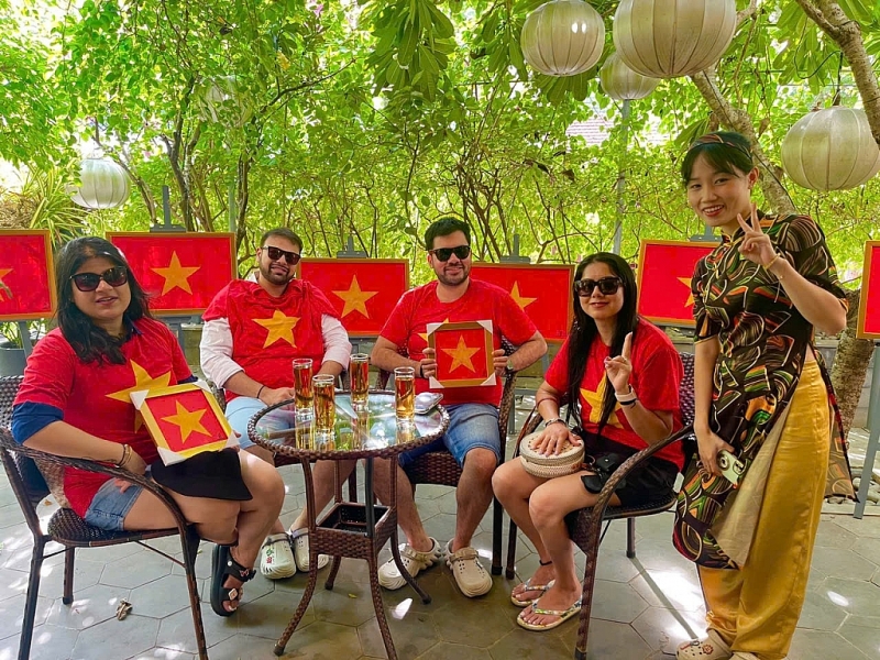 ទង់ជាតិវៀតណាមភ្លឺចែងចាំងនៅក្នុងរូបថត check-in របស់ភ្ញៀវទេសចរអន្តរជាតិកាលពីថ្ងៃទី ២ ខែកញ្ញា