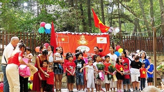 ប្រគល់ផ្កា និងអំណោយដល់កុមារដែលសម្តែងសិល្បៈក្នុងព្រឹត្ដិការណ៍ (រូបថត៖ vnanet.vn)