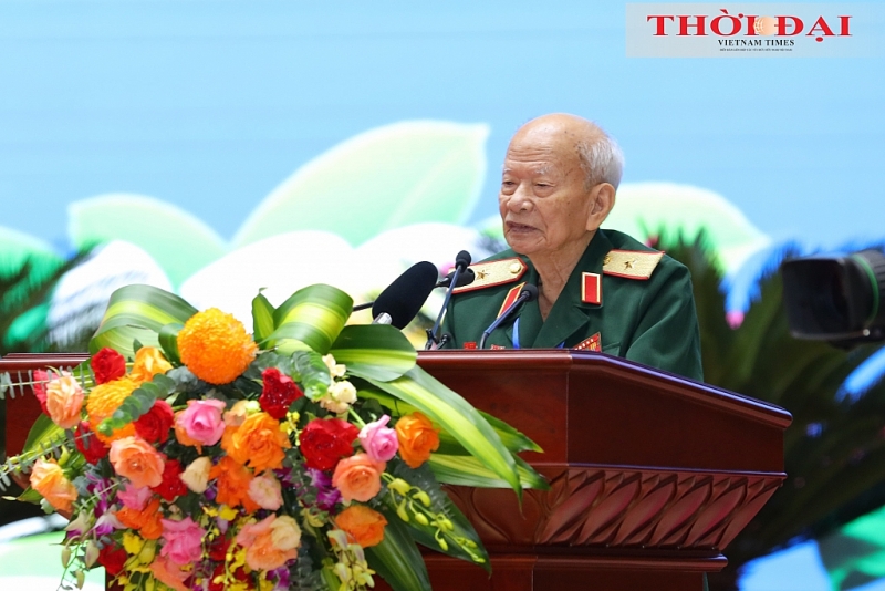 ឧត្តមសេនីយ៍ឯក Huynh Dac Huong វីរៈបុរសនៃកងកម្លាំងប្រដាប់អាវុធប្រជាជន ប្រធានគណៈកម្មាធិការទំនាក់ទំនងជាតិសម្រាប់អតីតយុទ្ធជន និងអ្នកជំនាញយោធាវៀតណាមនៅឡាវបានមានប្រសាសន៍នៅក្នុងកិច្ចប្រជុំនេះ។ (រូបថត៖ Dinh Hoa) ឧត្តមសេនីយ៍ឯក Huynh Dac Huong វីរៈបុរសនៃកងកម្លាំងប្រដាប់អាវុធប្រជាជន ប្រធានគណៈកម្មាធិការទំនាក់ទំនងជាតិសម្រាប់អតីតយុទ្ធជន និងអ្នកជំនាញយោធាវៀតណាមនៅឡាវបានមានប្រសាសន៍នៅក្នុងកិច្ចប្រជុំនេះ។ (រូបថត៖ Dinh Hoa)