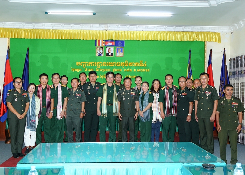 ប្រតិភូទាំងឡាយថតរូបទុកជាអនុស្សាវរីយ៍