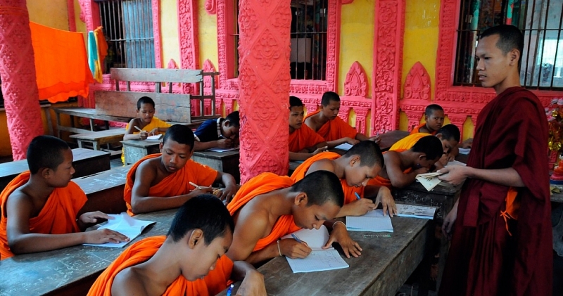 សិស្សជនជាតិខ្មែររៀនអក្សរនៅវត្តត្រពាំងត្រាវ