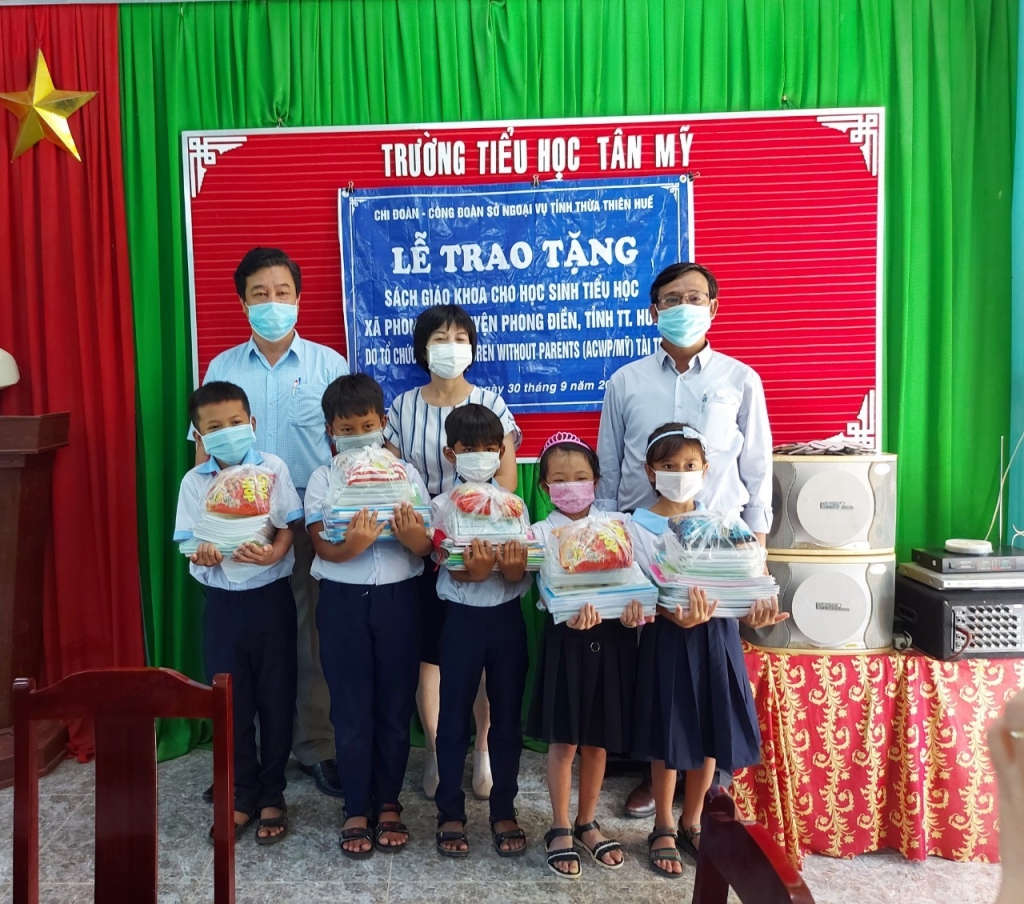 អង្គការ ACWP និង Operation Smile ផ្តល់សៀវភៅសិក្សានិងម៉ាស់ដល់សិស្សខ្វះខាតចំនួន ១០៦ នាក់នៅទីក្រុង Hue