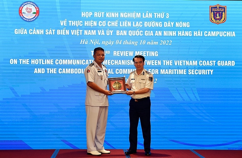 លោកវរសេនីយ៍ឯក Vu Trung Kien ប្រគល់​វត្ថុអនុស្សាវរីយ៍ ជូនលោកឧត្តមនាវីឯក ទៀ សុខា