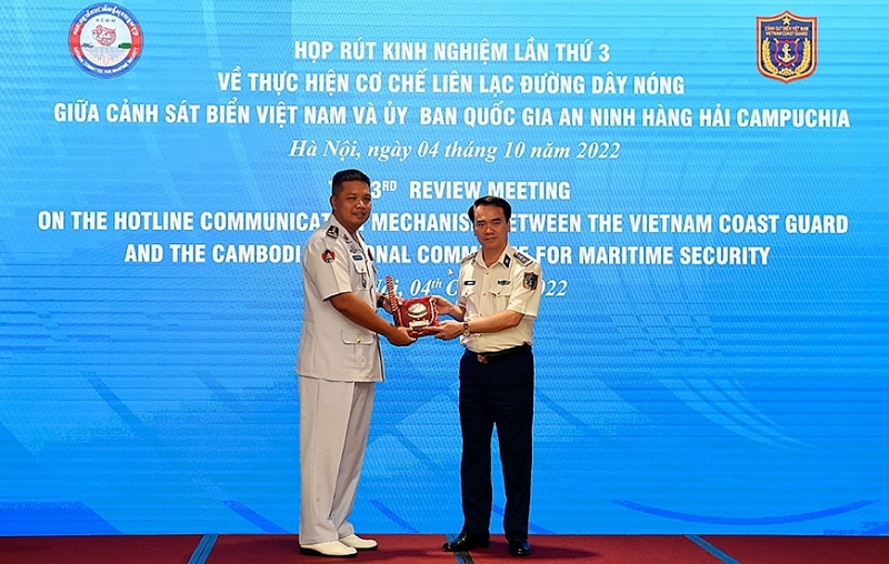 លោកឧត្តមនាវីឯក ទៀ សុខា  ប្រគល់​វត្ថុអនុស្សាវរីយ៍ ជូនលោកវរសេនីយ៍ឯក Vu Trung Kien