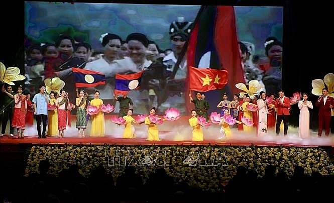 ការសម្ដែងអបអរសាទរខួបលើកទី៦០ នៃការបង្កើតទំនាក់ទំនងការទូតរវាងឡាវ និងវៀតណាម (រូបថត៖ vnanet.vn)