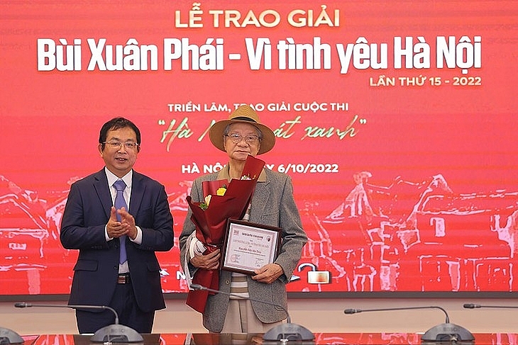   ពានរង្វាន់ធំ - ដើម្បីសេចក្តីស្រឡាញ់ទីក្រុងហាណូយ ប្រភេទពានរង្វាន់សំខាន់បំផុតត្រូវបានប្រគល់ជូនអ្នកដឹកនាំរឿង Tran Van Thuy (រូបថត៖ hanoimoi.com.vn)  