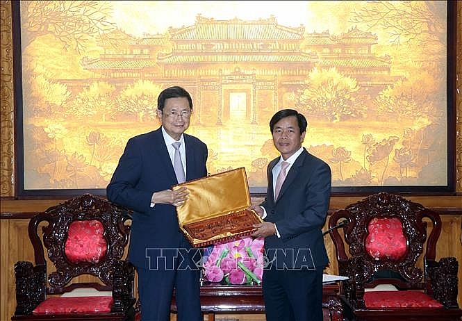ទេសរដ្ឋមន្ត្រីនៃរាជរដ្ឋាភិបាលកម្ពុជា ទទួលបន្ទុកកិច្ចការព្រំដែន លោក វ៉ា គឹមហុង បានអញ្ជើញចូលជួបសម្តែងការគួរសម ថ្នាក់ដឹកនាំគណៈកម្មាធិការប្រជាជនខេត្ត Thua Thien - Hue (រូបថត៖ VNA)