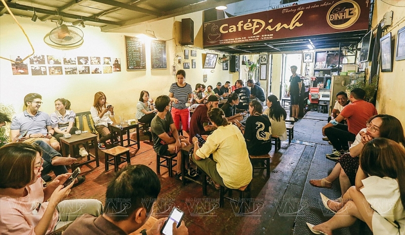មានទីតាំងនៅកណ្តាលទីក្រុងហាណូយ (Ha Noi) ហាងកាហ្វេ ឌីញ (Dinh) ត្រូវ​បាន​ភ្ញៀវជាច្រើននាក់ជ្រើសរើស ដោយសារតែភាពស្ងប់ស្ងាត់ និងលក្ខណៈបុរាណនៃទីក្រុងហាណូយ (Ha Noi) ចាស់។