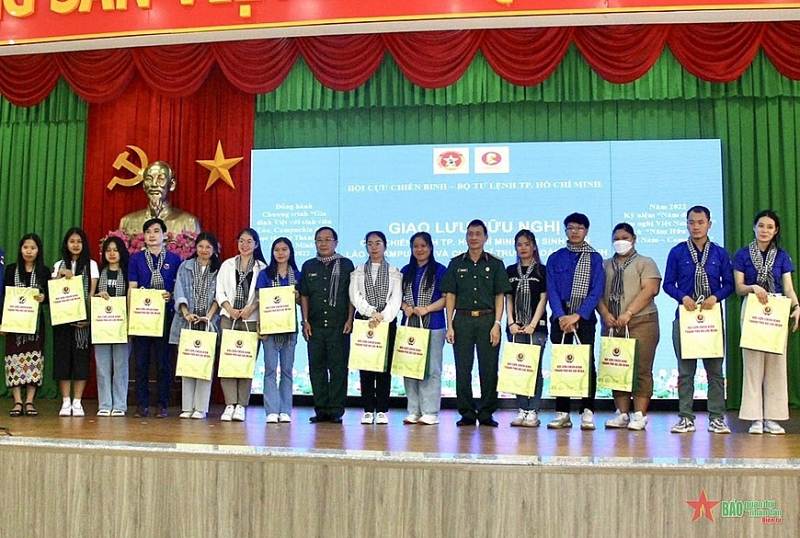 គណៈកម្មការរៀបចំជូនវត្ថុអនុស្សាវរីយ៍ដល់និស្សិតឡាវ និងកម្ពុជា
